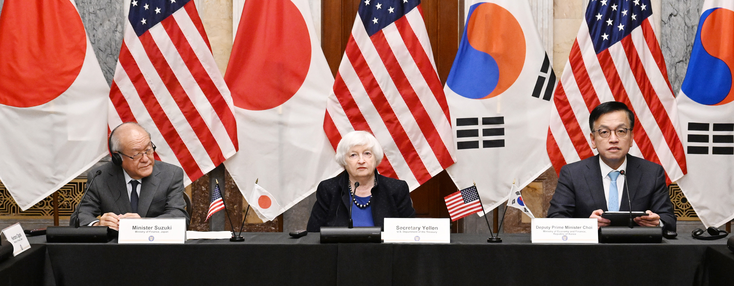 Deputy Prime Minister Choi Sang-mok held the first trilateral meeting with U.S. Treasury Secretary Janet Yellen and Japanese Finance Minister Suzuki Shunichi in Washington, D.C. on April 17.