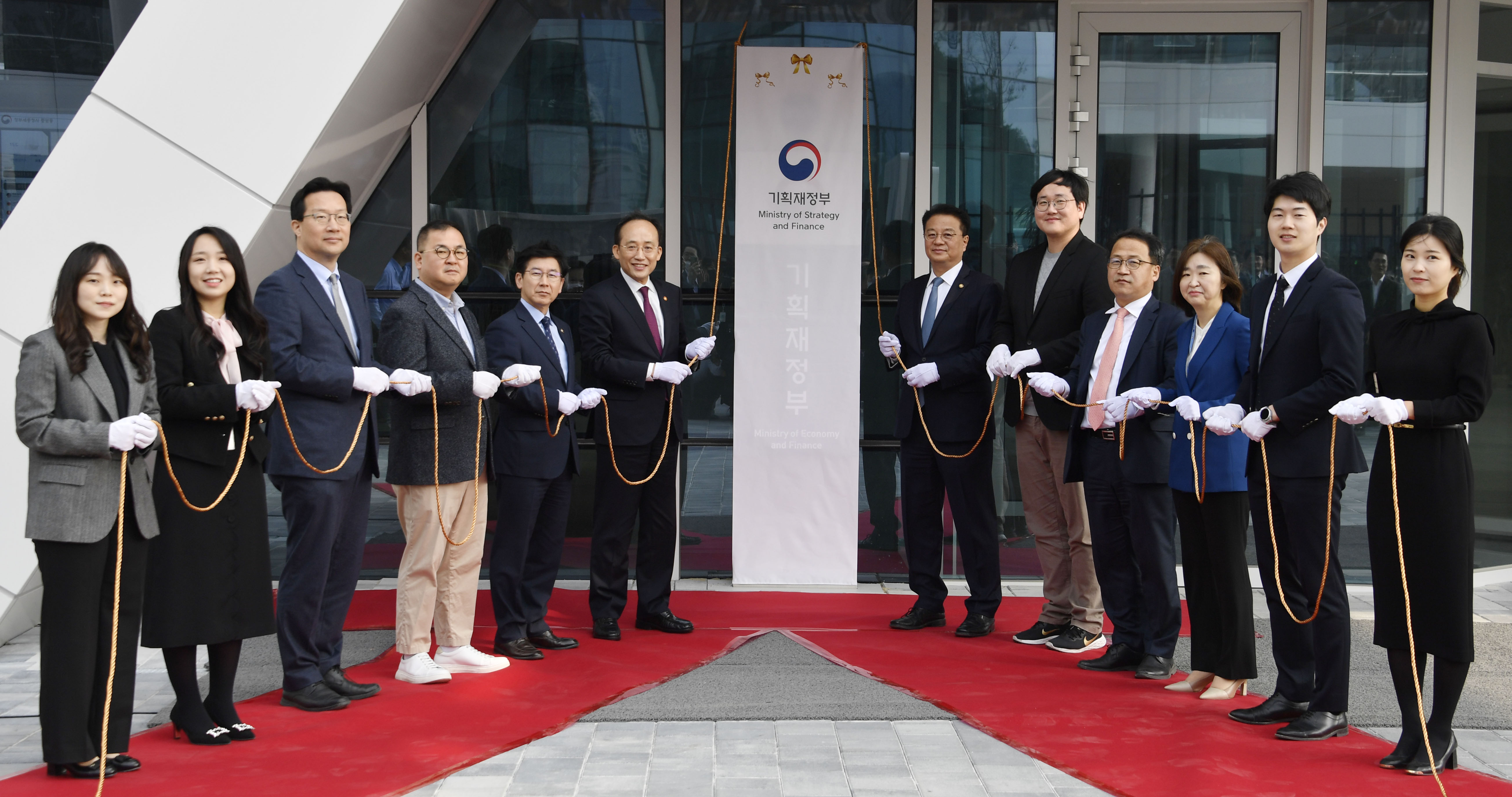 DPM CHOO unveiled the signboard of the Ministry of Economy and Finance with the Vice Ministers and MOEF staff at Sejong Government Complex on March 9.